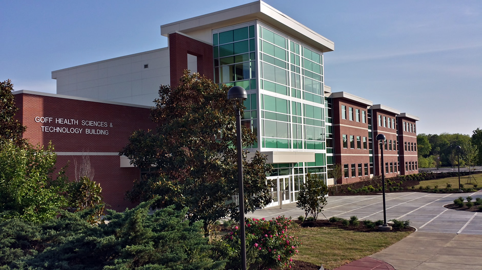 Recently, a group of students visited the @roanestate Oak Ridge Campus for a showcase of the nursing, health information management, med laboratory technician, & occupational therapy assistant programs. 🩺 Learn about these exciting programs on Hall Pass: bit.ly/3TTYdic