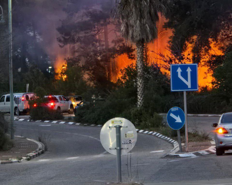 Fabi_isr's tweet photo. Wieder einmal viel Beschuss auf den Norden von #Israel. In #Shlomi und #Goren konnten einige Raketen der #Hizbollah nicht abgefangen werden und verursachten Schäden sowie einen Waldbrand. Die @IDF gibt an, die Abschussorte mit Artillerie zu beschießen. #Standwithisrael https://t.co/wKJjZFQF2Z