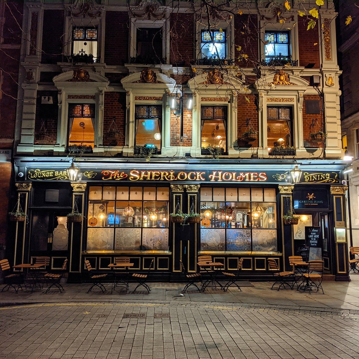 🔍 Uncover the mystery of Sherlock Holmes at London's iconic pub! 🎩 📸 - @ericutt #sherlockholmes #londonpubs 😍