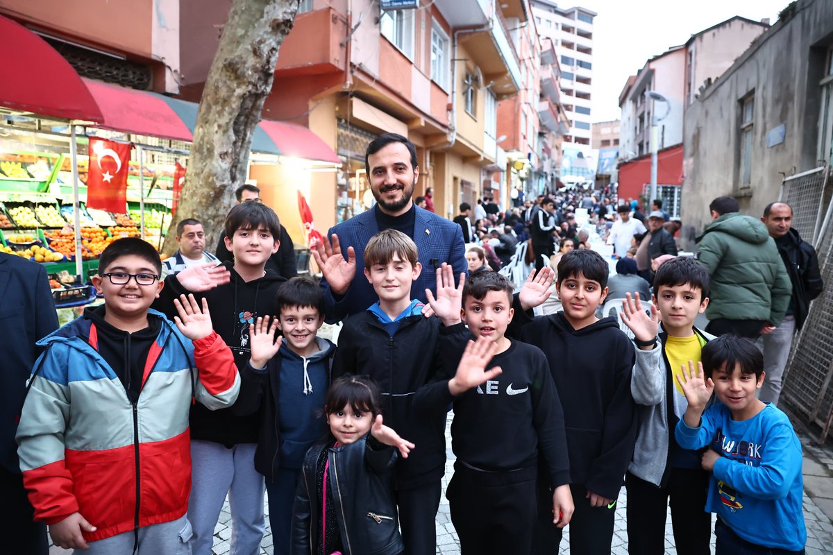 abdullahozdemir's tweet photo. Ne güzeldir eski sokak iftarları. 
Ve ne güzeldir birlik, beraberlik ve dayanışma ruhu. Daim olsun, Allah kabul etsin. 

📍Mahmutbey / Köyiçi https://t.co/0oxvp9aIbr