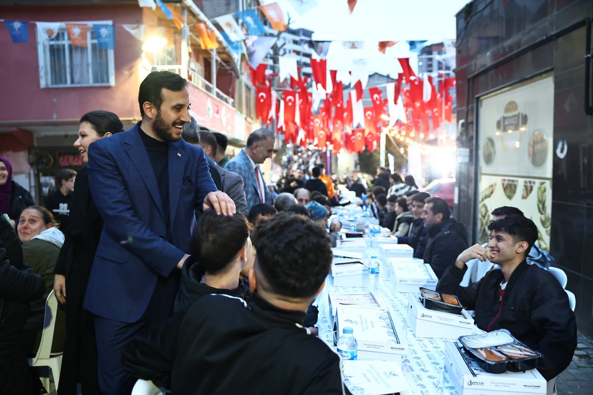 abdullahozdemir's tweet photo. Ne güzeldir eski sokak iftarları. 
Ve ne güzeldir birlik, beraberlik ve dayanışma ruhu. Daim olsun, Allah kabul etsin. 

📍Mahmutbey / Köyiçi https://t.co/0oxvp9aIbr