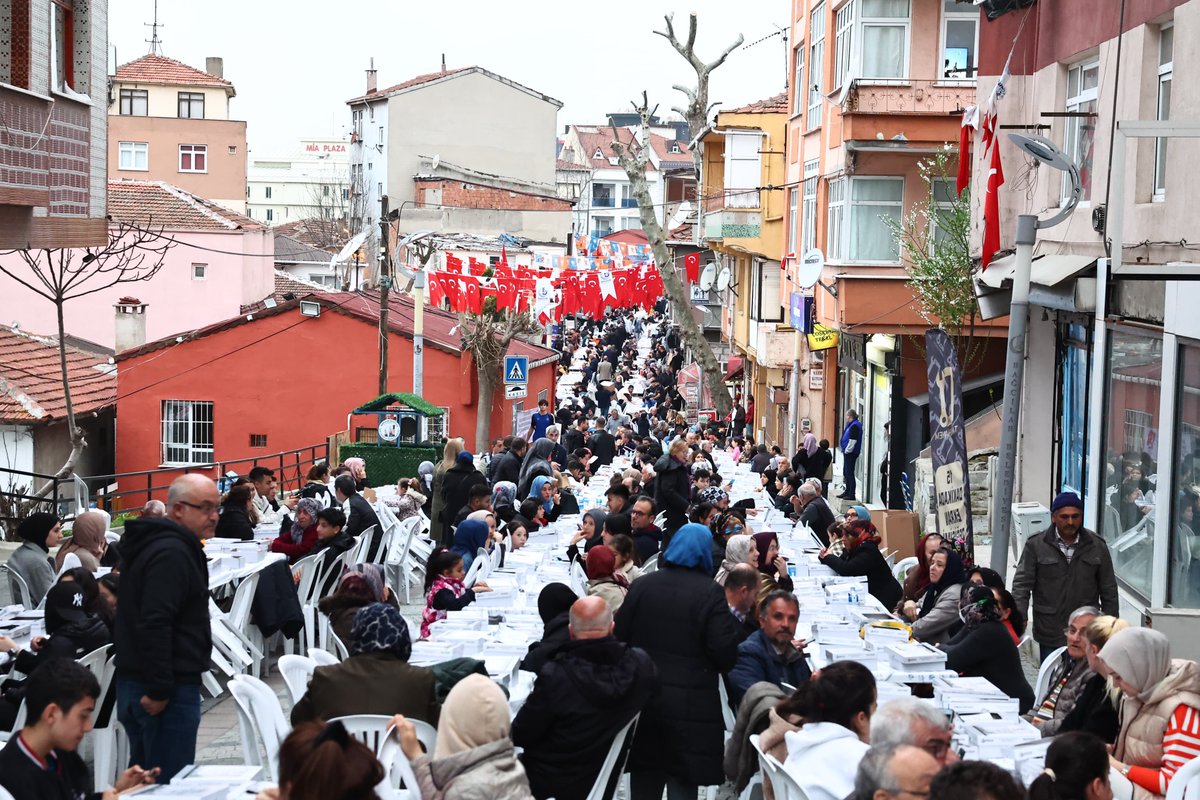 abdullahozdemir's tweet photo. Ne güzeldir eski sokak iftarları. 
Ve ne güzeldir birlik, beraberlik ve dayanışma ruhu. Daim olsun, Allah kabul etsin. 

📍Mahmutbey / Köyiçi https://t.co/0oxvp9aIbr