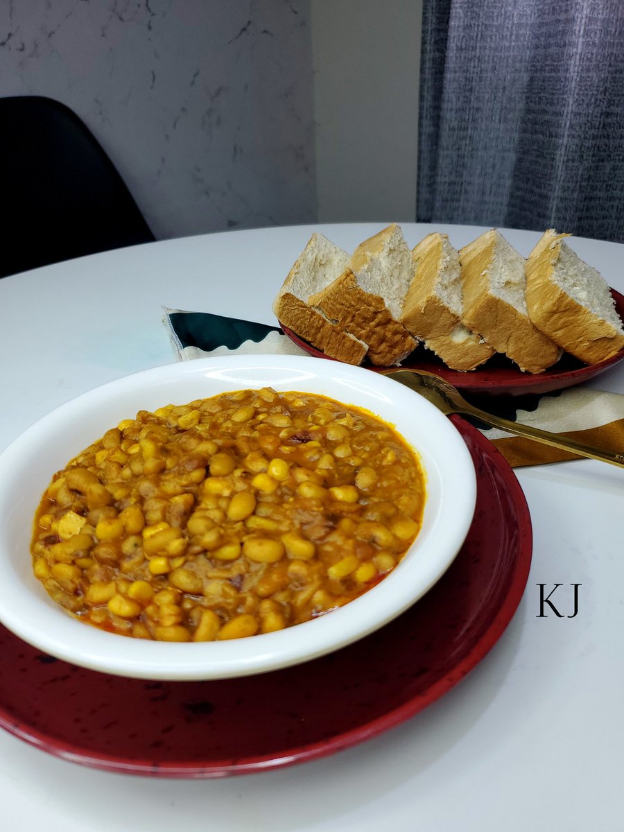 Khamlijay's tweet photo. Dinner inspired.

Beans and bread anyone?🙂

#khamlijay #comelymerefoods #beans #beansandbread #dinnerinspiration https://t.co/xZQbYFyrfc