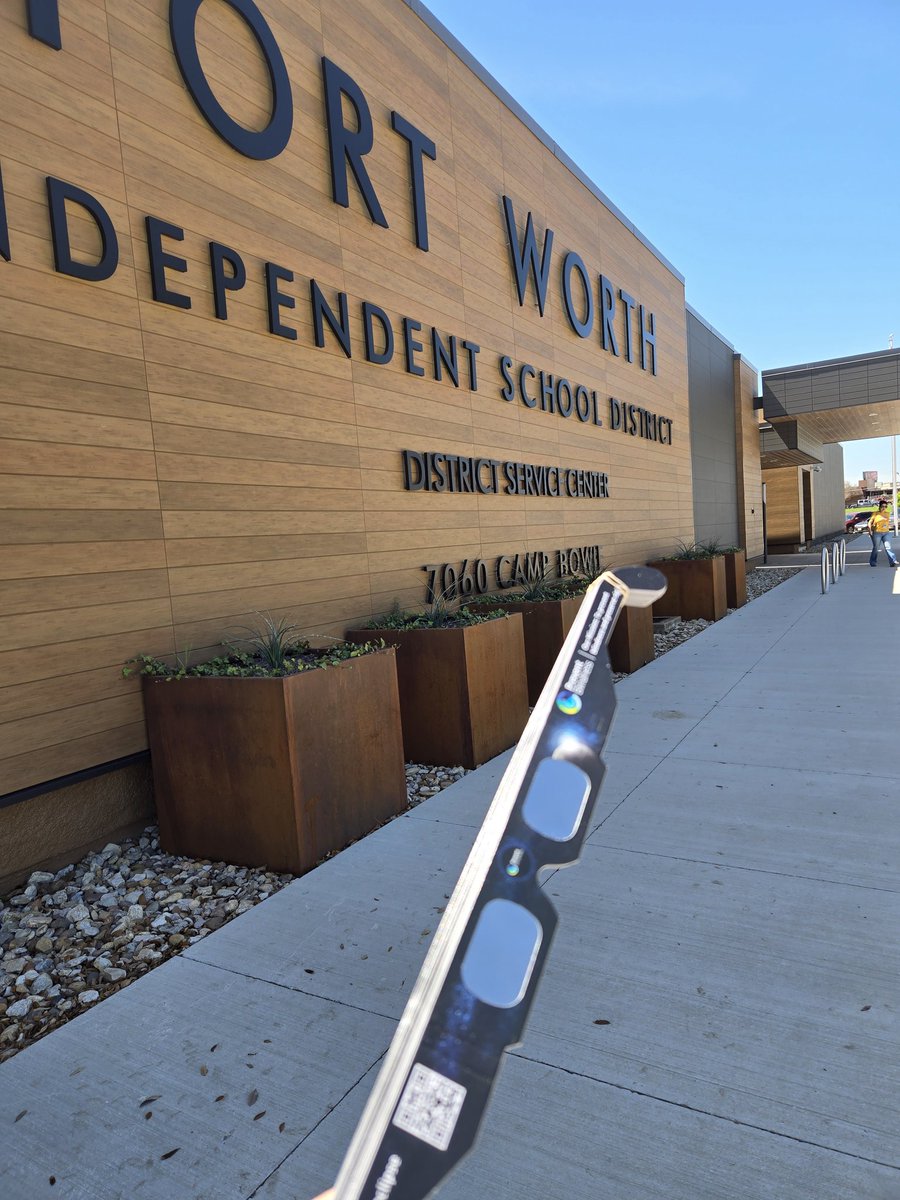 The eclipse fairy dropping off glasses around the District! 🌒 🧚‍♀️