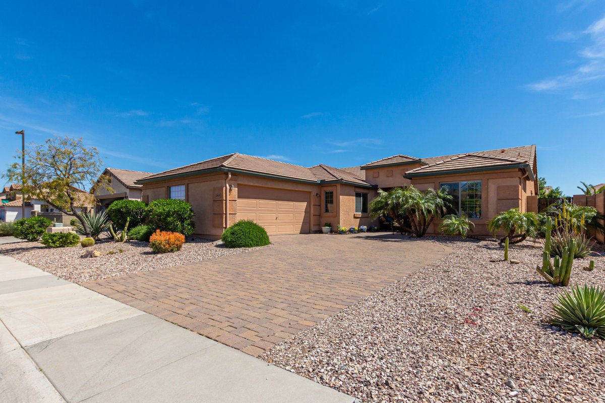 Another new listing by Laurie Lavine of Arizona Premier Realty Homes & Land, LLC. Priced at $415000, it is in a golf course neighborhood south of the I-10 freeway in Sundance at Buckeye. Here's a link to the listing: flexmls.com/cgi-bin/mainme… #lavineteamlistings