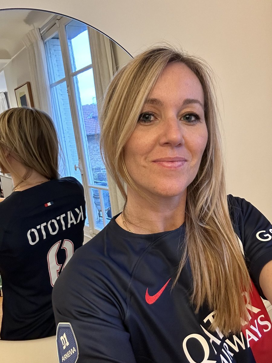 Ce soir on affiche nos couleurs. Allez @PSG_Feminines & @psghand #psgbkh & #PLOPSG ( grosse soirée pour toi @piapiaclemens )