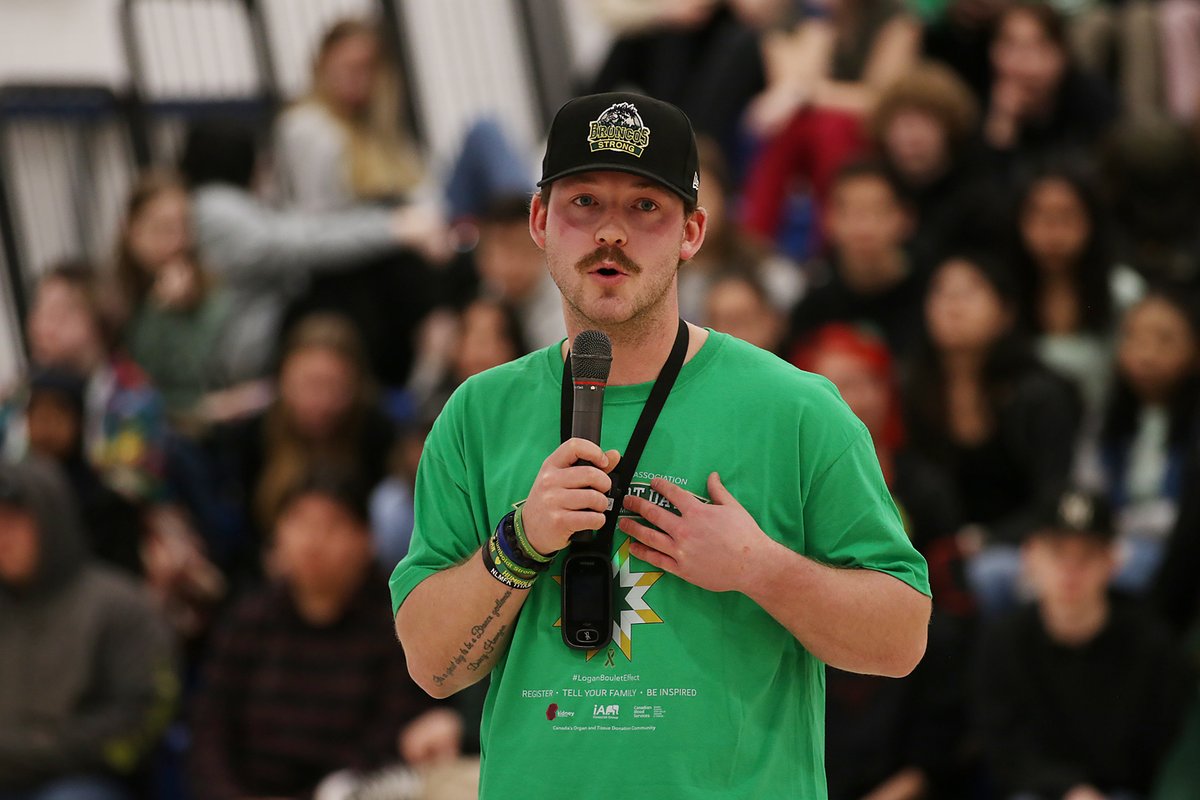 This morning, Tyler Smith made a presentation @wchslethbridge for Green Shirt Day. Visit the @LethSchDivision website to learn more about Smith's inspiring message to students: lethsd.ab.ca/our-district/n…