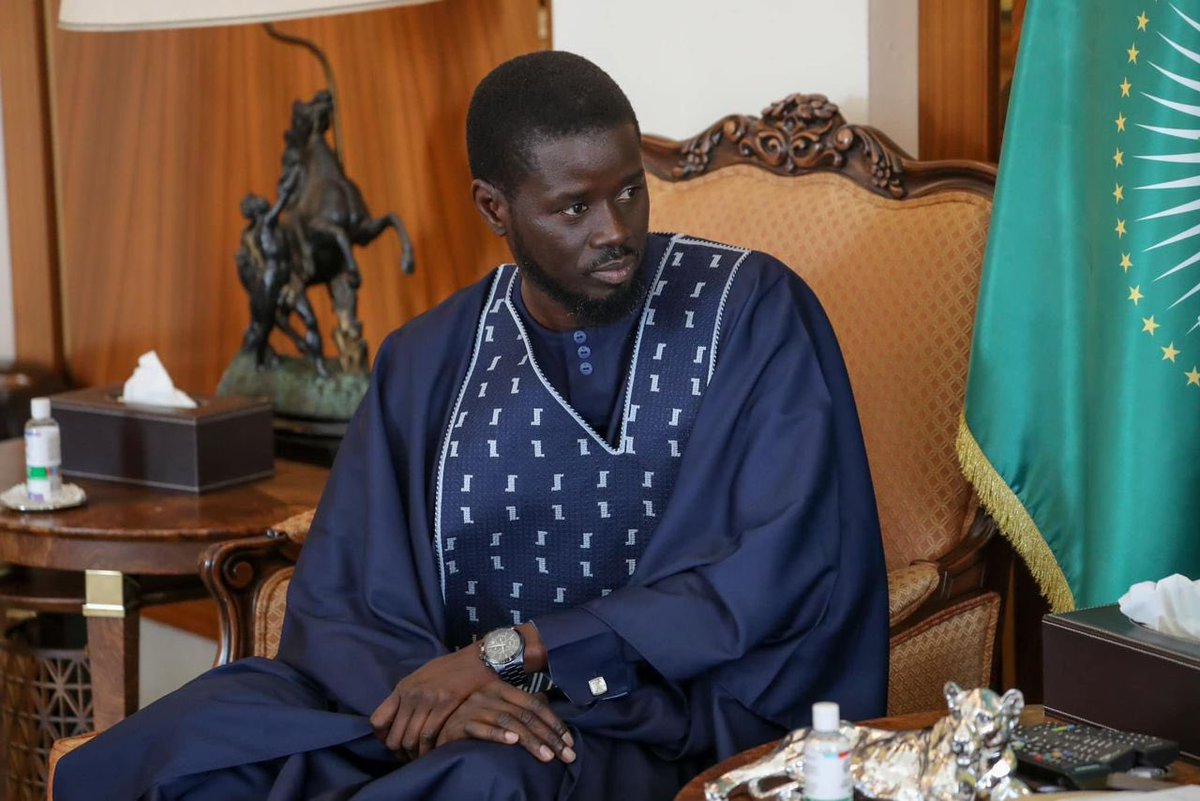 📌🚨#PHOTOS: Le Président élu, Bassirou Diomaye Faye et le Président Ousmane Sonko ont été reçu au Palais en début d’après-midi par Macky SALL, président sortant.