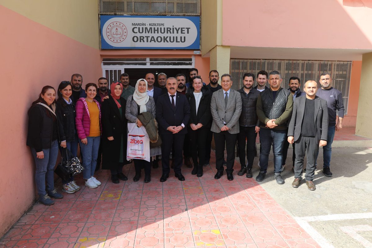 Kızıltepe Cumhuriyet Ortaokulunda öğretmenlerimiz ile bir araya geldik. Çocuklarımızın hem akademik başarısı hem de erdemli birey yetiştirme üzerine konuştuk. 8. sınıf öğrencilerimize sınav kaygısı ve planlı çalışmayı anlattık. @Yusuf__Tekin @tuncay_akkoyun