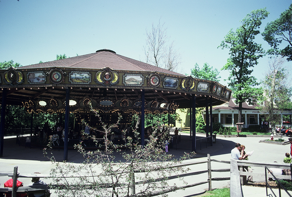🤠 Off to Frontier Town in today's #TBT with a look at the former Frontier Town Carousel. 🎠 Opened in 1972, the William H. Dentzel-made ride operated until 1994 when it was relocated to Dorney Park in PA. 👻 Today, the building is home to a HalloWeekends haunted attraction.