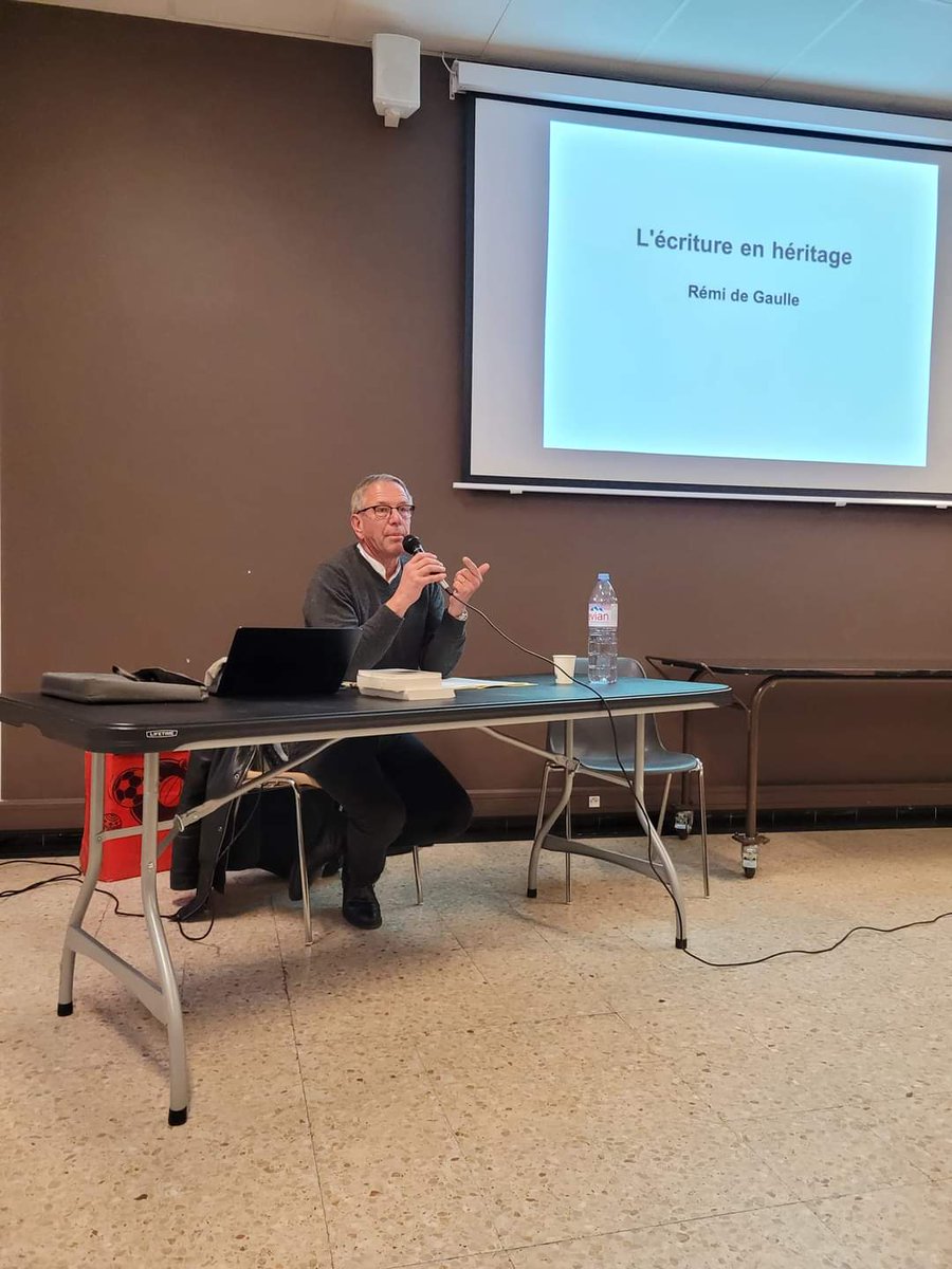 Rémi de Gaulle, petit neveu du général a présenté la généalogie de sa famille et la richesse littéraire de chacun. J'ai apprécié ce moment qui montre un lien fort de cette famille autour de l'écriture.
<a href="/FondationFL/">Fondation de la France Libre</a> <a href="/LPAvignon/">La Provence Vaucluse</a> 
<a href="/LeDLVaucluse/">Vaucluse Matin</a> #luberon