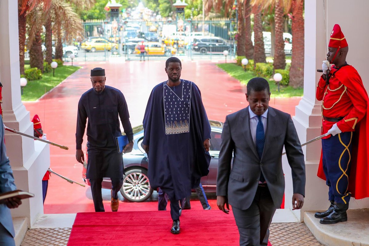 Diomaye et Sonko au
Palais. Yalla dou nitt 🙏🏾

#SenegalElection #Senegal