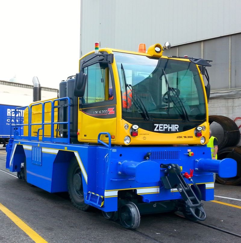 Deal reached with @PorterbrookRail on Zephir Depot Shunters 🤝 🏴󠁧󠁢󠁷󠁬󠁳󠁿 Three Zephir ‘LOK 16.300’ depot shunters will be leased for our operations at @CELSASteelUK in Cardiff ⛽️ The LOK 16.300 have expected fuel efficiency saving up to 60% Read more: gbrailfreight.com/deal-agreed-wi…