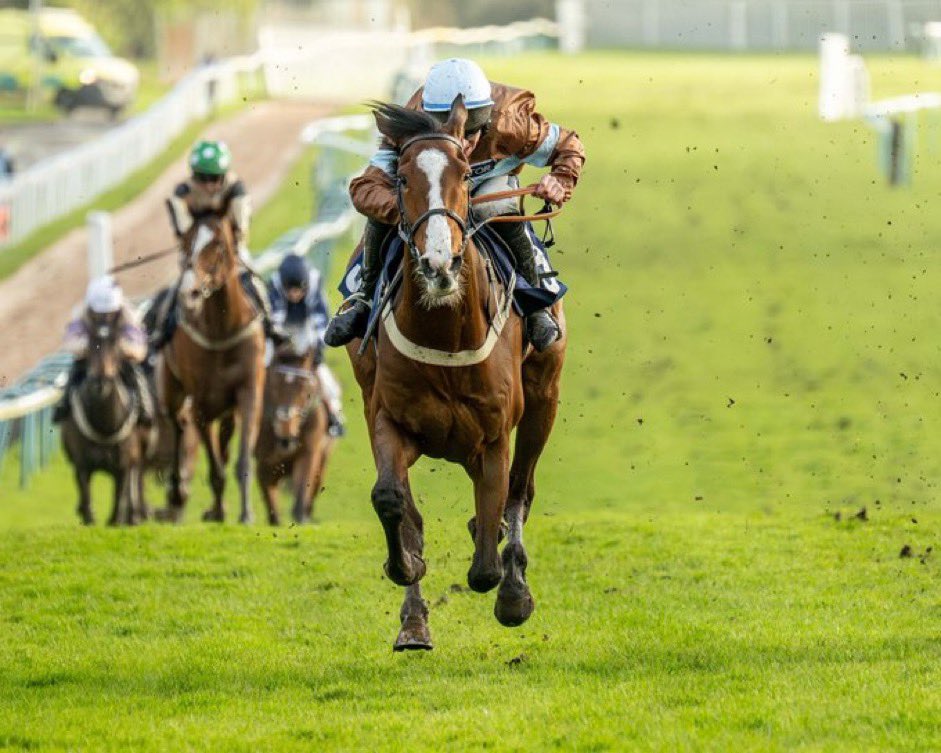 Winner for team @jamiesnowden as @GavinSheehan92 guides #LaurensBay to victory on debut for the yard and for owners the Happy Valley Partnership.  #Youmzain #TeamJSR @BetVictor