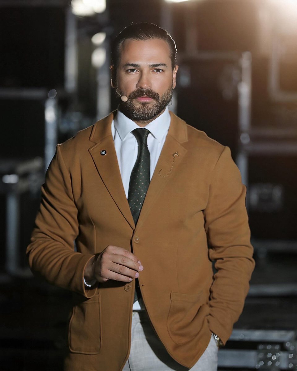 WissamRHanna's tweet photo. شكرا على الحب و الدعم يا احلى و اطيب ناس 
ما تنسوا ريتويت يعني جائزة 🎁
ورح نختار من بيناتكن اشخاص انشالله بيربحوا : 
بيت 🏠
سيارة 🚘 
ما تنسوا هاشتاق #اكرم_من_مين  #وسام_حنا 
انطلقواااااا 🏃🏻‍♀️🏃🏻‍♂️ https://t.co/Uvds0bipF8