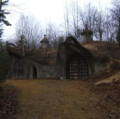 Welcome to Dark Hobbiton! In a hole in the ground, there lived a dark Hobbit. A nasty, dirty, wet hole, filled with the ends of worms and an oozy smell: it was a dark hobbit-hole, and that means suffering.