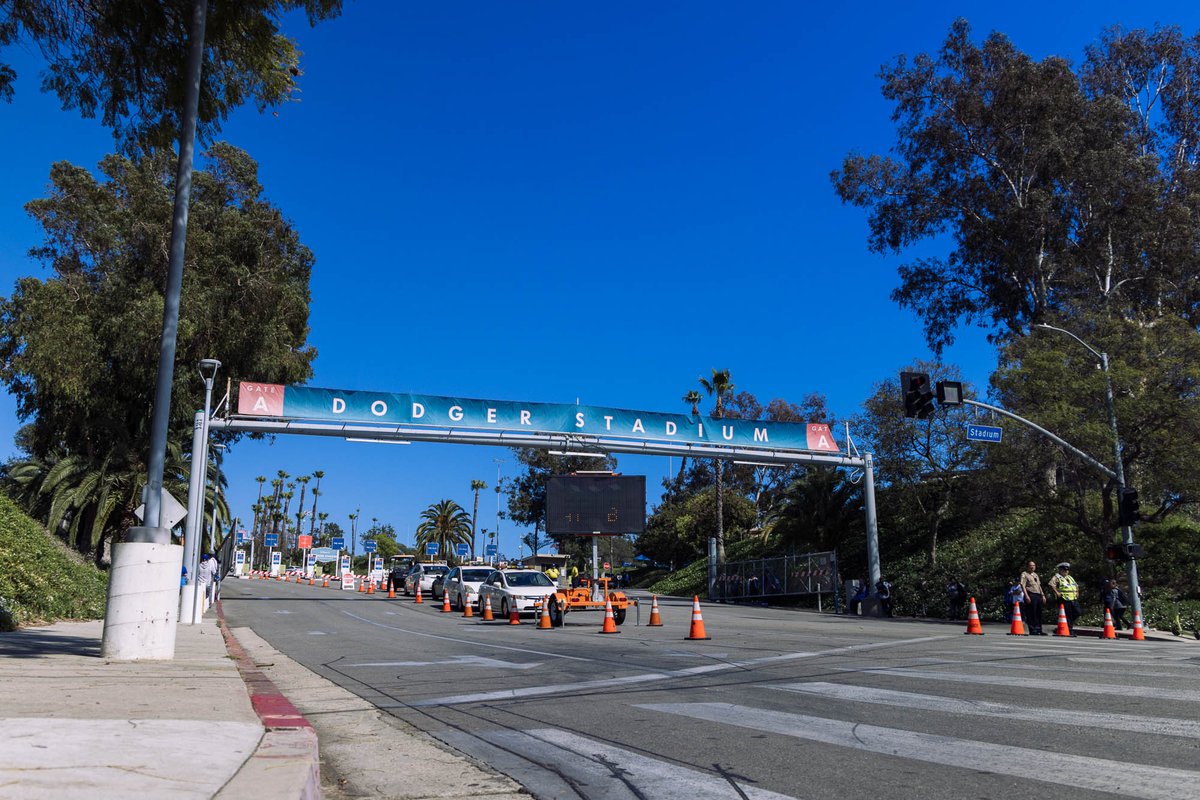 ¡Es el día inaugural de los #Dodgers! Mientras le damos la bienvenida a nuestros @dodgers, les recordamos a todos los fanáticos y viajeros: planifiquen su viaje y sigan las instrucciones de nuestros oficiales de tránsito. Están aquí para garantizar su seguridad. ¡Vamos Dodgers!