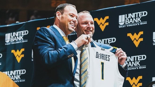 WVUMANIACS's tweet photo. Glad to meet ya, @Coach_DeVries 🤝 https://t.co/dxEoGczfFG