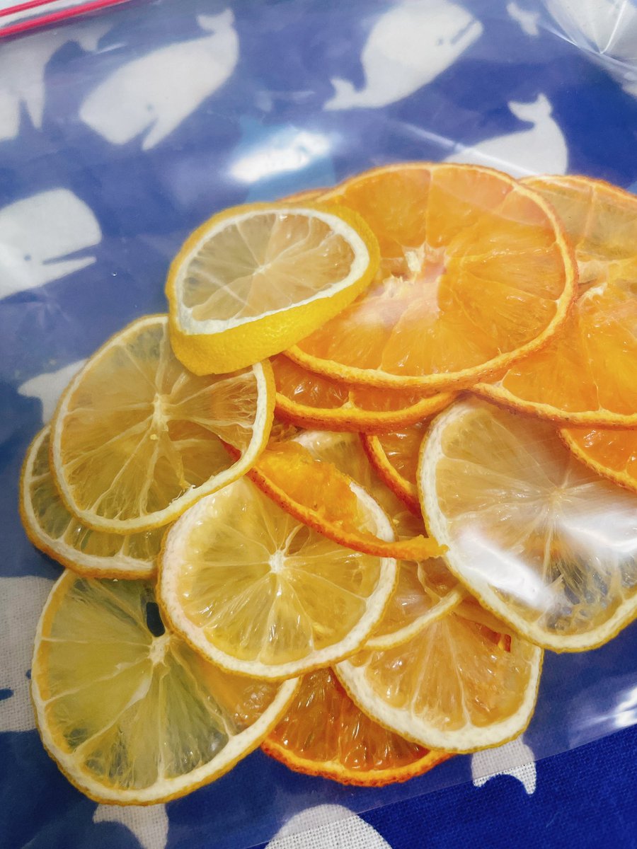 うちのかしこい #コンベクションオーブントースター で #ドライフルーツ 作った〜
たんかん🍊とレモン🍋
どちらも無農薬でワックスとかもしてない天然物！
砂糖も使わず、素材そのままの味。
美味しくできた！
けど…
薄く切るのは難しいな🤨