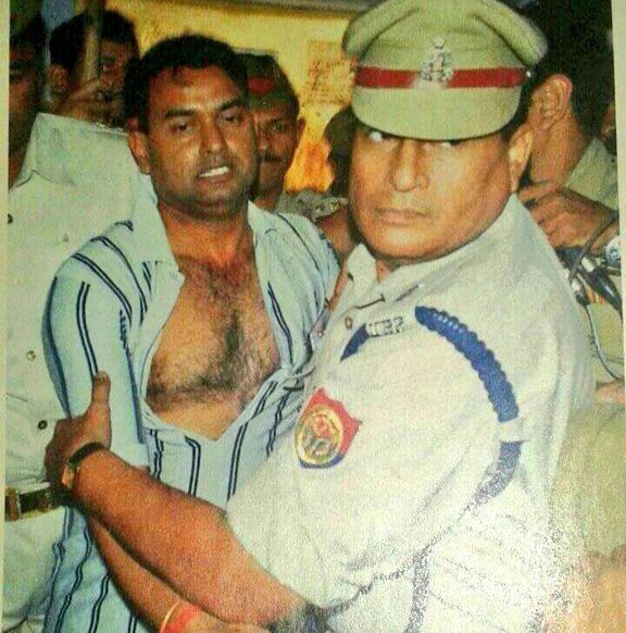 That man with a torn shirt is DSP Shailendra Singh, he was dragged by fellow officers for imposing POTA (Prevention of Terrorism Act) on #mukhtar_ansari. Mulayam Singh was the CM of UP at that time...