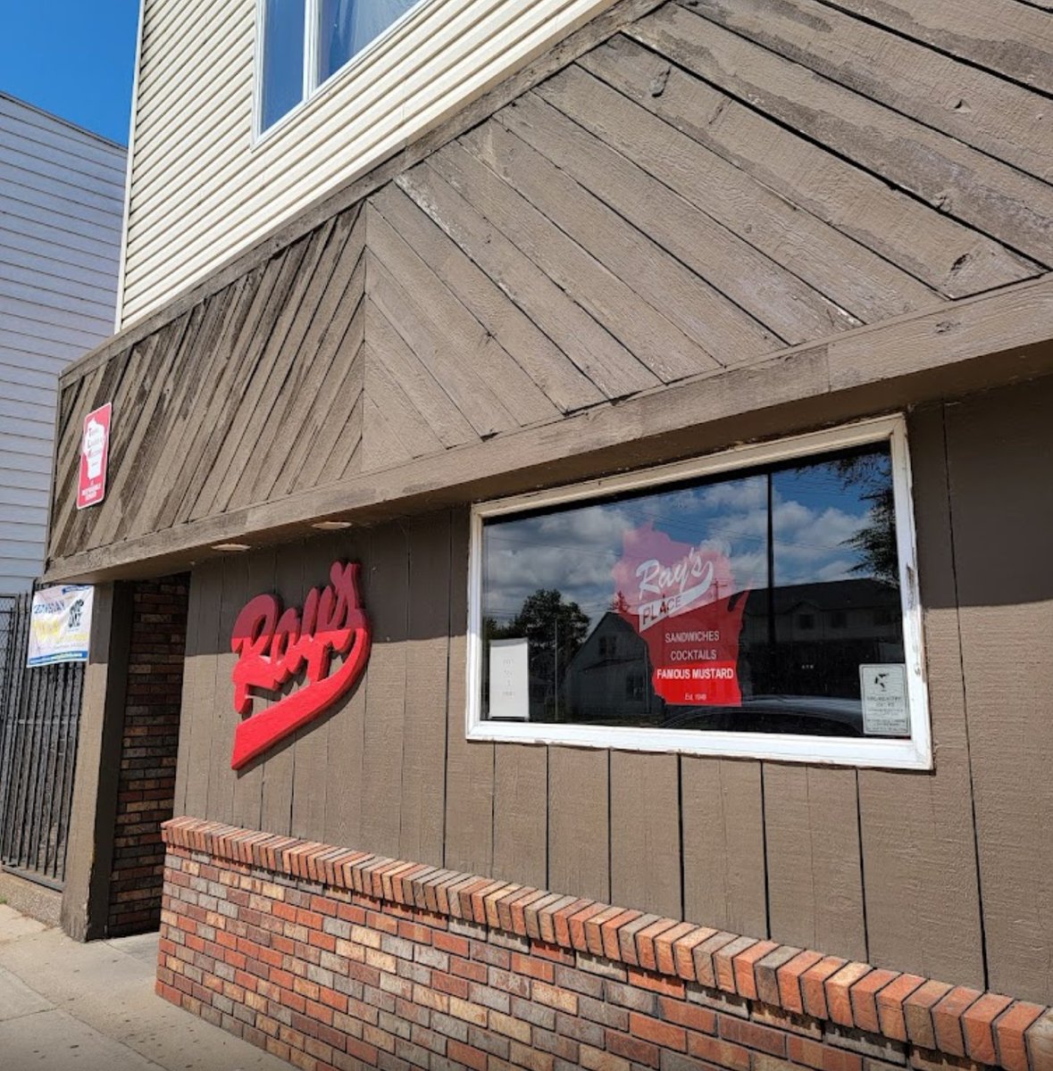 DivesOfWI's tweet image. (22) Ray's Place, Eau Claire

vs.   

(6) Champion's Pub, Milwaukee

VOTE IN THE POLL BELOW. QUOTE TWEET THIS TWEET FOR 3x Votes!