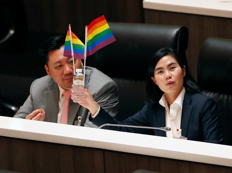 Tayland'da milletvekilleri eşcinsel evliliği yasallaştıran yasa tasarısını ezici bir çoğunlukla onayladı. Tasarı, son okumada hazır bulunan 415 Temsilciler Meclisi üyesinden 400'ünün onayıyla kabul edilirken, 10'u karşı oy kullandı, ikisi çekimser kaldı ve üçü de oy kullanmadı.…