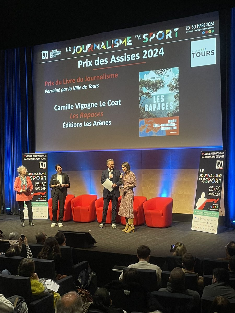 Les prix @LesAssises du journalisme de Tours @Camille_Vigogne reçoit le prix du livre de journalisme pour « Les Rapaces » aux éditions @les_arenes : «  Je crois que j’aime de plus en plus mon métier, donc merci de m’encourager à le faire ». Un jury présidé par @michel_denisot