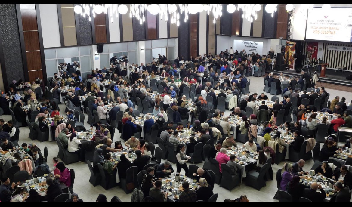 Etimesgut Belediye Başkanımız Sn. Enver Demirel’le birlikte Korkut Ata Kültür Merkezi’ndeki iftar programında Tokatlı vatandaşlarımızla bir araya geldik. Yerel seçimler öncesi Türkiye ve dünya üzerine değerlendirmelerde bulunduk.