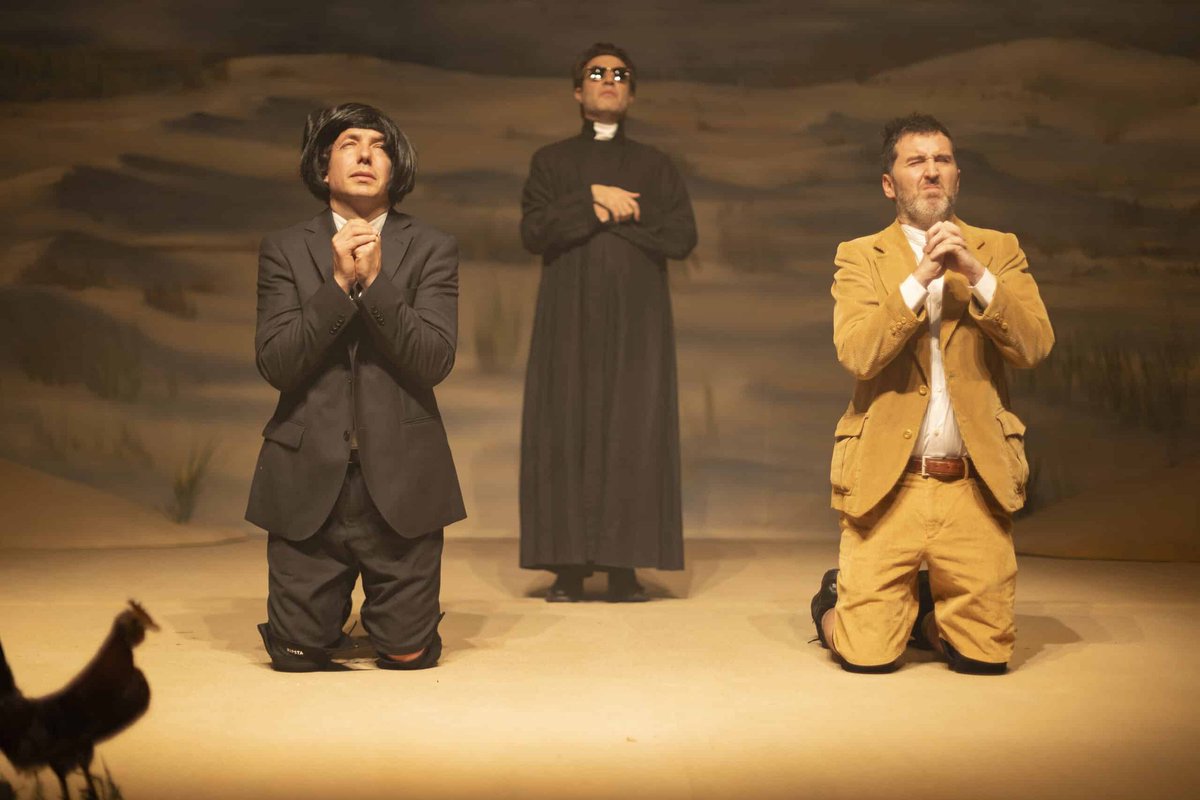 #Instruccionesparasobrevivirenlooscuro Adoro Club Caníbal puracparodia y humor negro. Sin embargo, esta obra es más tosca q anteriores. Se resiente de un mensaje algo burdo, errores de transición y ritmo y fallos en el entramado dramático pero rige la espontaneidad interpretativa