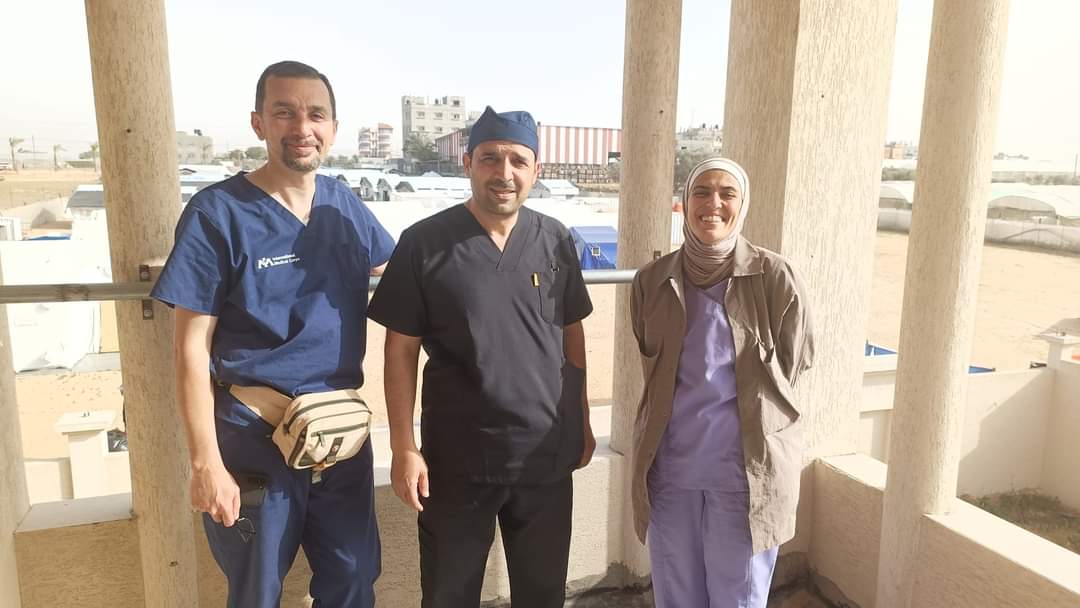 tathaqaf50's tweet photo. في الصورة ثلاثة من الأطباء الأردنيين الذين طلقوا الدنيا وحملوا أرواحهم على أكفهم نحو غزة..

-د.أسيل الجلاد/ مستشارة النسائية والتوليد وهي الطبيبة العربية الأولى التي تدخل غزة في طوفان الاقصى.

-د.بلال عزام/ استشاري جراحة أطفال الذي بادر وحاول دخول القطاع منذ أكتوبر المجيد. https://t.co/b956WsGRD9
