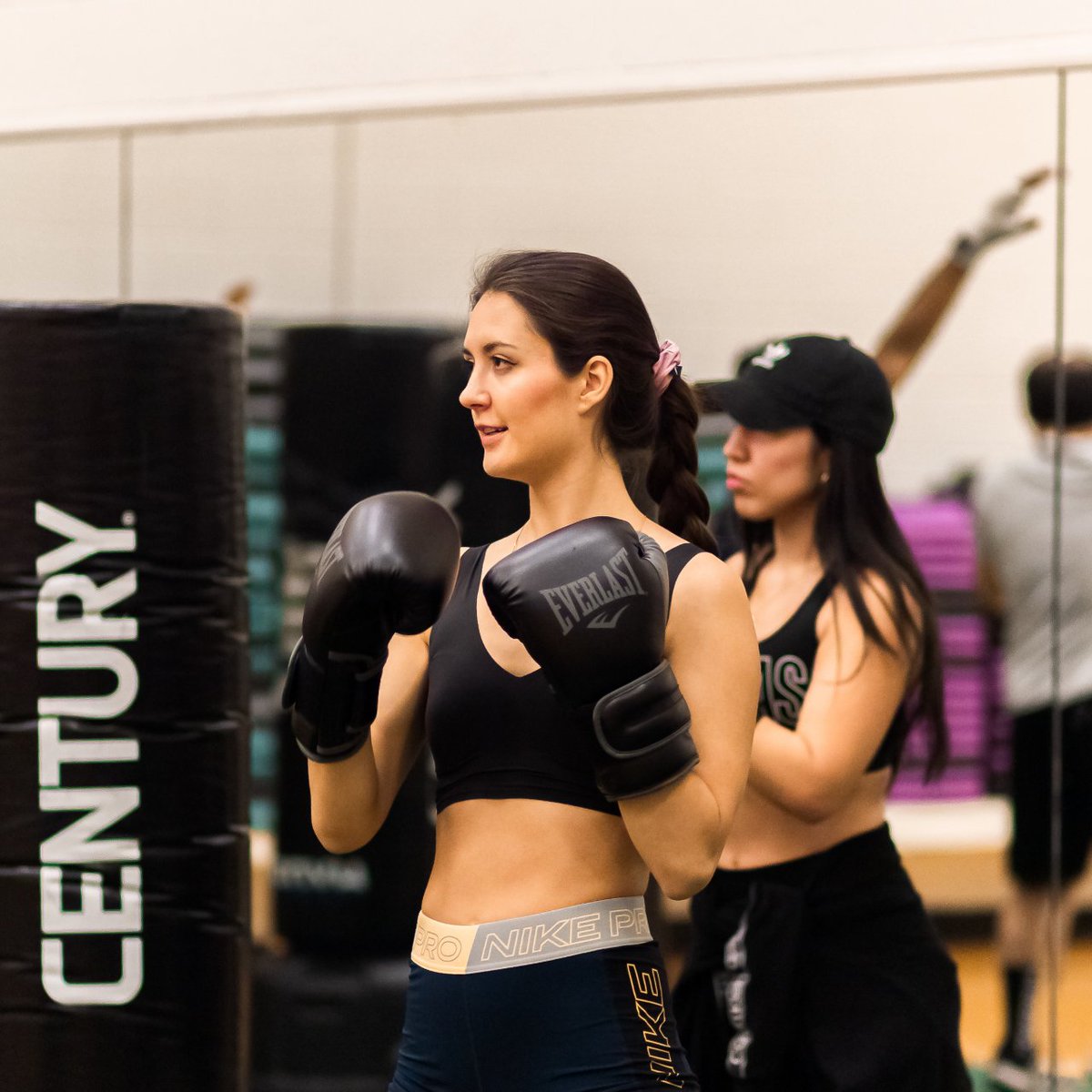 usf_rec's tweet photo. 🥊Let's ~kick~ it up a notch with advanced kickboxing!

😜 Advanced Kickboxing starts next week, go grab your spot today before it's too late!

🔗 We want to see you there, so stop by the link in our bio! https://t.co/xGFcTrVP9q