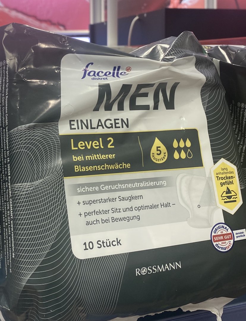 Niedlich, dass die Industrie glaubt, undichte Männer greifen eher zu, wenn die Windelverpackung ausschaut, als sei es Motoröl 😂