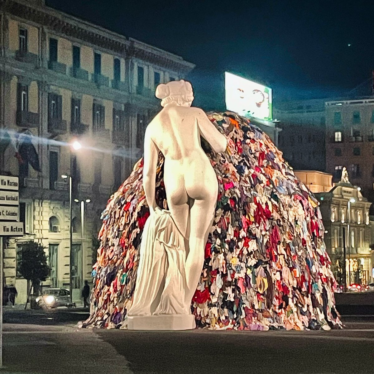 to break the rules you must first know them 🏴‍☠️
#bigcitylife #art #michelangelopistoletto #thevenusofrags #naples #napoli
