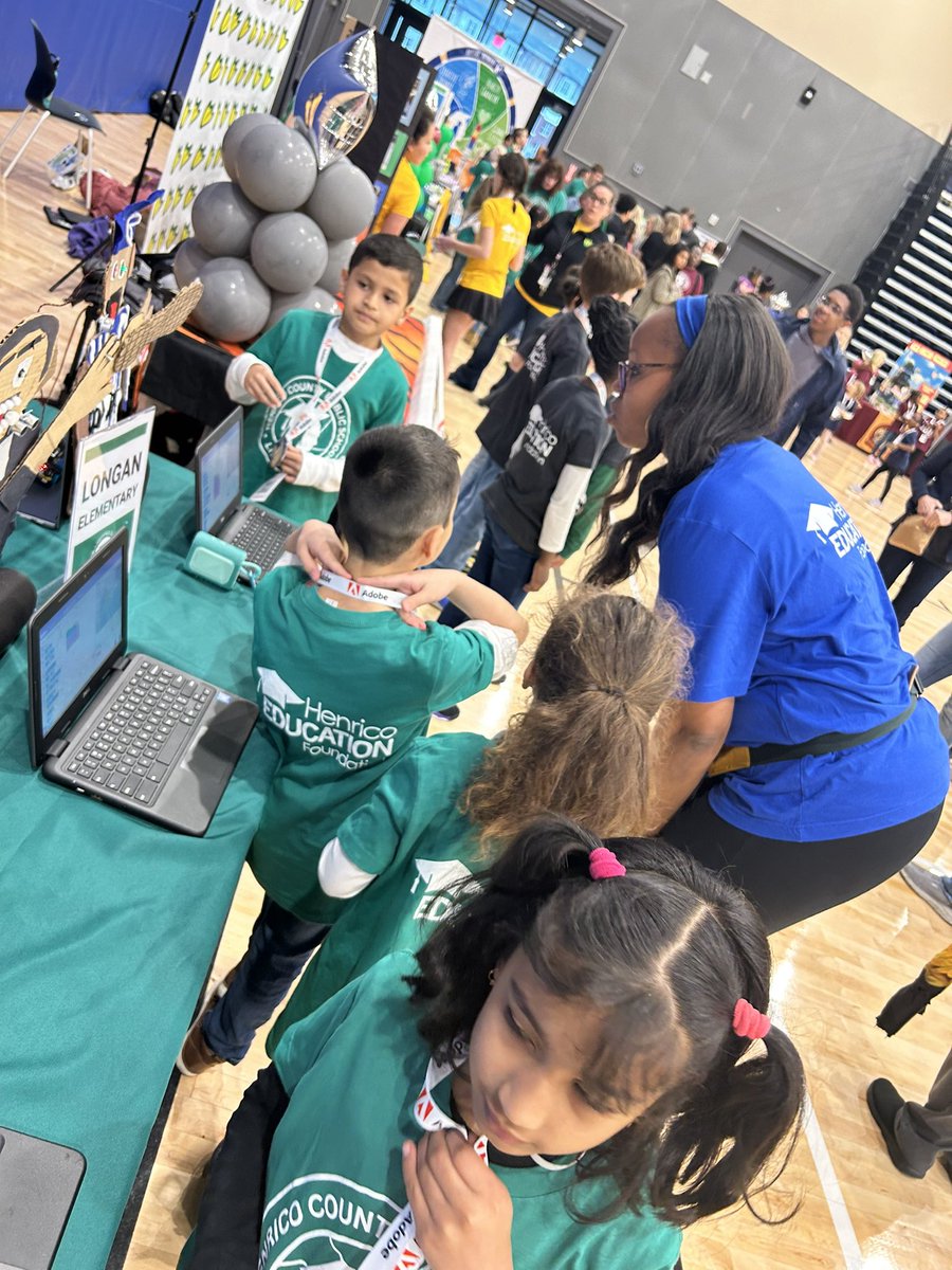 Amazing night at #H21 showcasing 2nd @Longan_ES work w/@birdbraintech to show learning & @scratch motion sensing to share facts. Ss shared what they did, why they did it, & reflected on the process. These go-getters invited so many people to learn about the experience. #lifeready