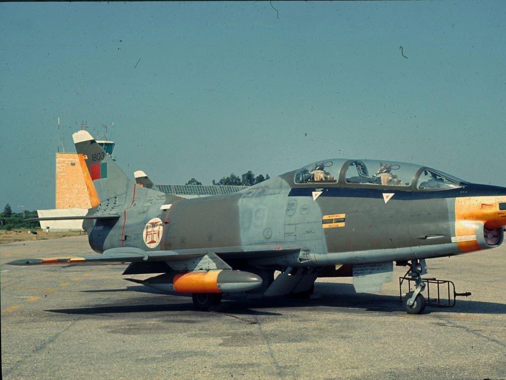 Uma rara imagem de um FIAT G 91 T/3 português (1803), na BA6, poucos dias depois de ter sido recebido da Luftwaffe, em 1976. Ostenta ainda os realces em “dayglo”. Visível igualmente os algarismos da matrícula alemã na fuselagem #fiatg91 #prtairforce