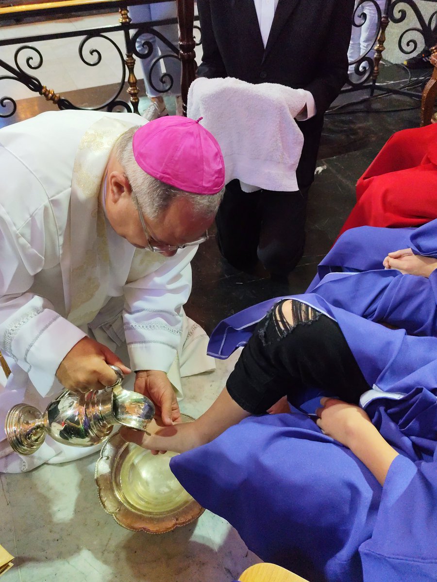 #Mar28 Con la alegría del mandamiento del Amor, el Arzobispo @helizandroteran celebró la Eucaristía de La Cena del Señor, lavando los pies de 12 jóvenes, en la @catedralmerida @parroquiasagrariomrd #Mérida #Catedral #SemanaSanta #JuevesSanto