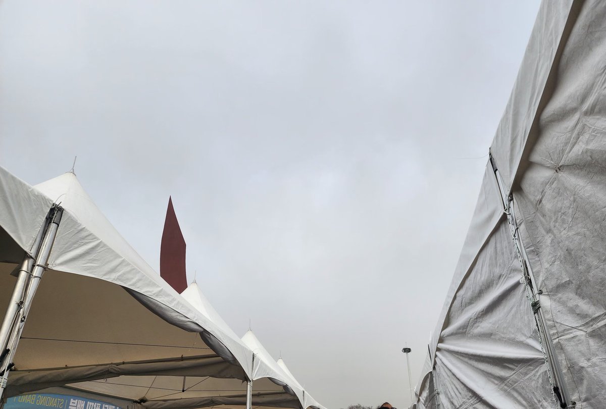 In line for purchasing Fanmeeting goods.... 🙏