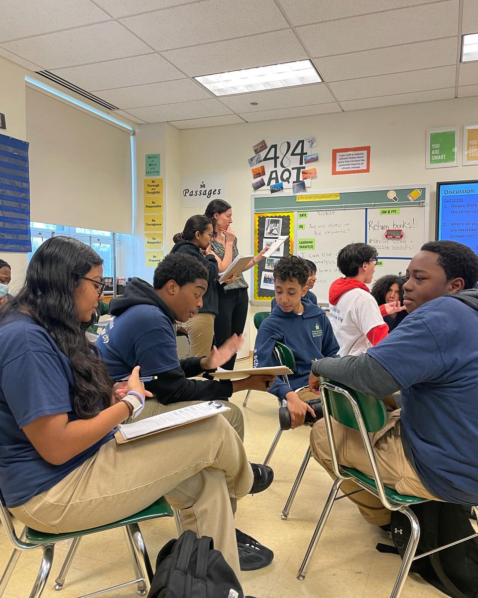 Metropolitan ELS is fostering the next generation of scientists! Eighth graders engaged in a captivating discussion on the possibility of life beyond Earth, showcasing their critical thinking and teamwork skills. 🌌🔬 #ScienceEducation #CriticalThinking #FutureScientists