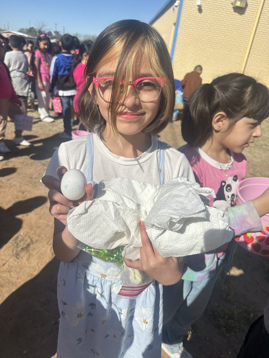 The Easter Bunny visited Zavala today! We enjoyed an Egg hunt Students also watched as their Egg Drop designs were put to the test! #EasterBunny #egghunt #zavalastarz #teamECISD
