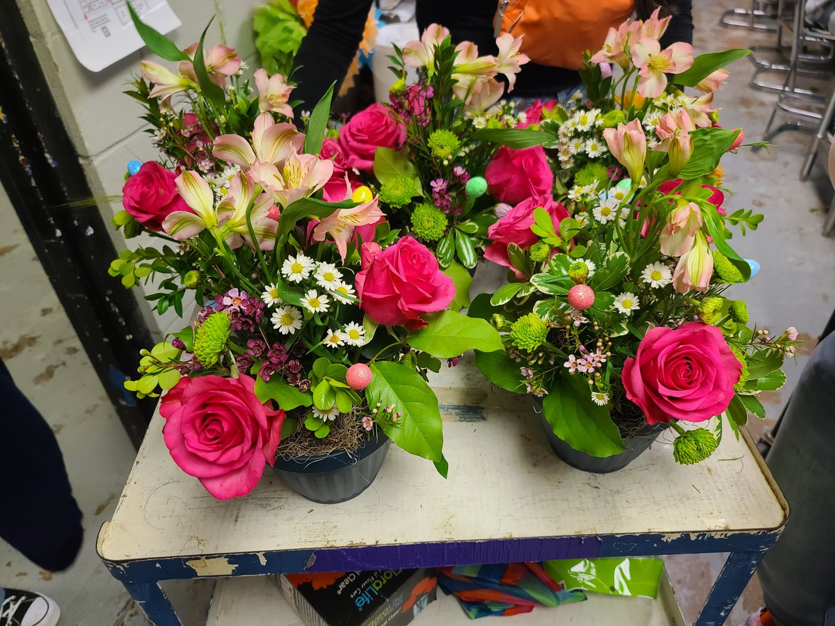 MrsKSchroeder's tweet photo. Beautiful arrangements this week in Floral Design! #FlowerPower #FFAntastic #TheClevelandISDWay @CHS_CISD @ClevelandISDCTE https://t.co/hcBsEf6AhC