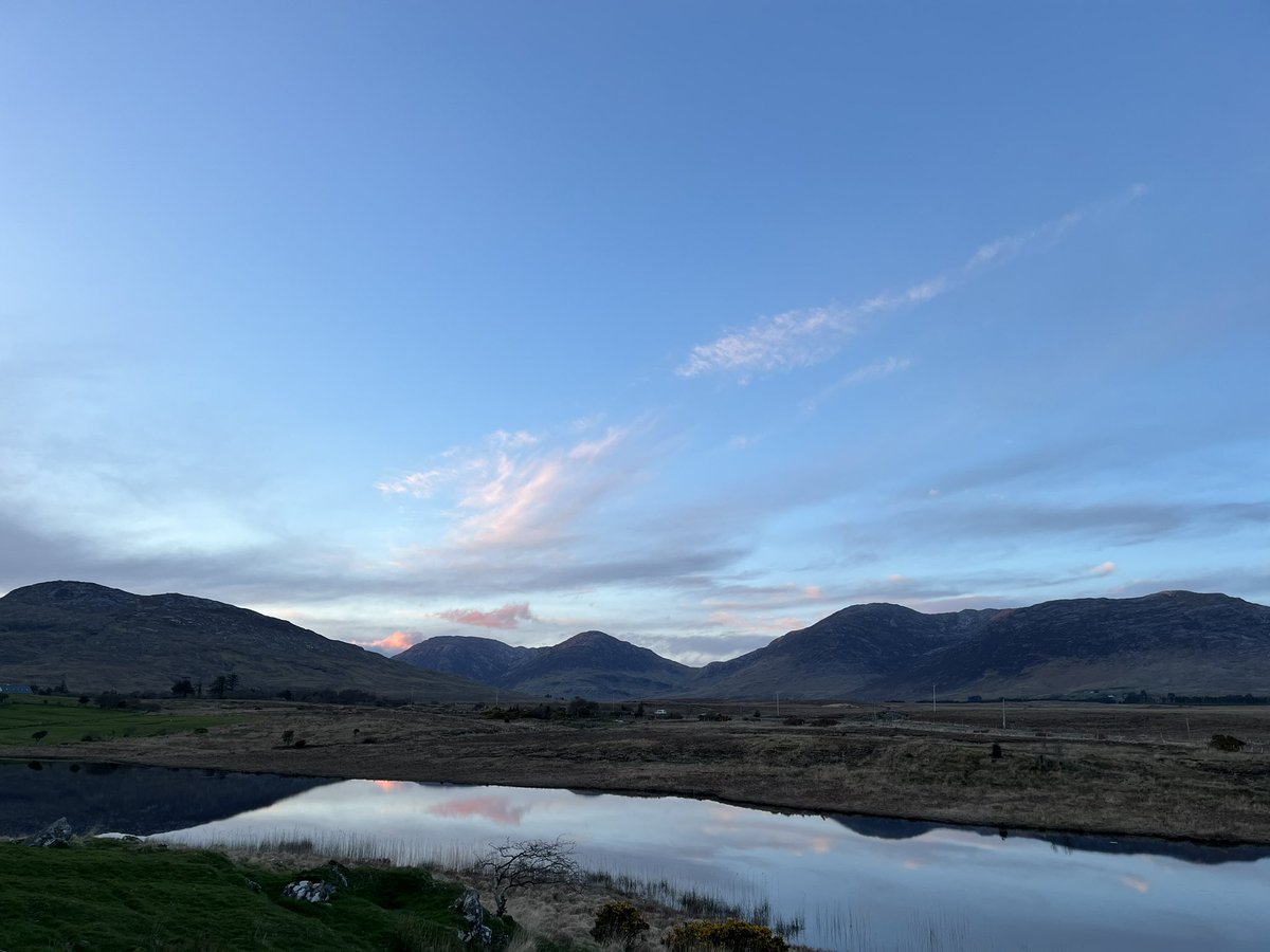 Lá 88 #100daysofwalking #round4crew #folláine #Conamara #Gaeilge Nóiníní bána i Ros Muc ar maidin (Cnoc Mordáin & Na Beanna Beola ) & an Sraith Salach tráthnóna (Sléibhte Mhám Tuirc) Dhá shiúlóid álainn inniu 😊