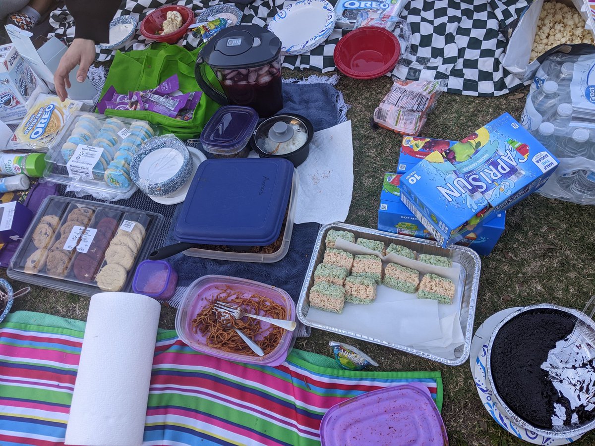 uwfydsa's tweet photo. Some glimpses of our trans solidarity potluck today!!! #StudentsforBodilyAutonomy #TransDayOfVisibility
🌹 Sharing a meal
🌹 Making bracelets
🌹 Chalking
🌹 Bodily autonomy https://t.co/5et08Mxjqh