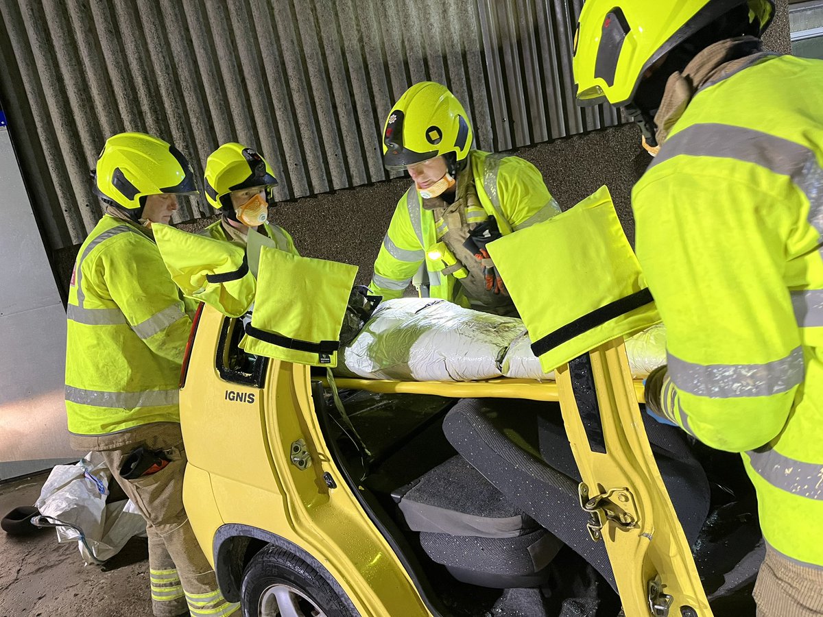Crews dealt with a simulated exercise involving a 2 x vehicle RTC - persons trapped, casualties released using PRE along with specialised rescue equipment that’s available on the stations RP #S20P6 and WTL #S20P7 big thanks to local business Malcolms of Caithness for hosting 🚒🚒