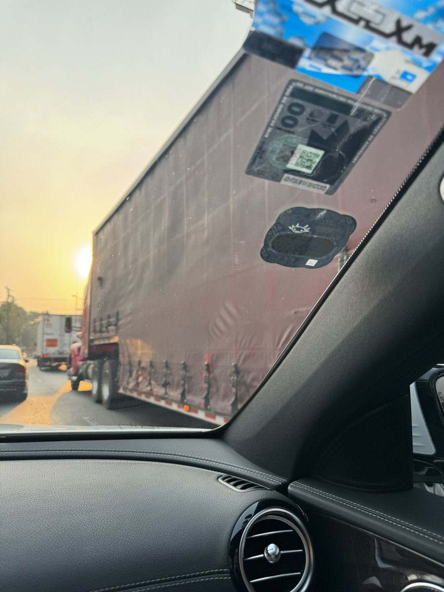 AdrianaDuarteY's tweet photo. Sobre constituyentes por eso los accidentes, camión de @CocaColaMx  a toda velocidad @FEMSA  vean los datos y fotos del camión. @GobCDMX https://t.co/OBUEbbFnAl
