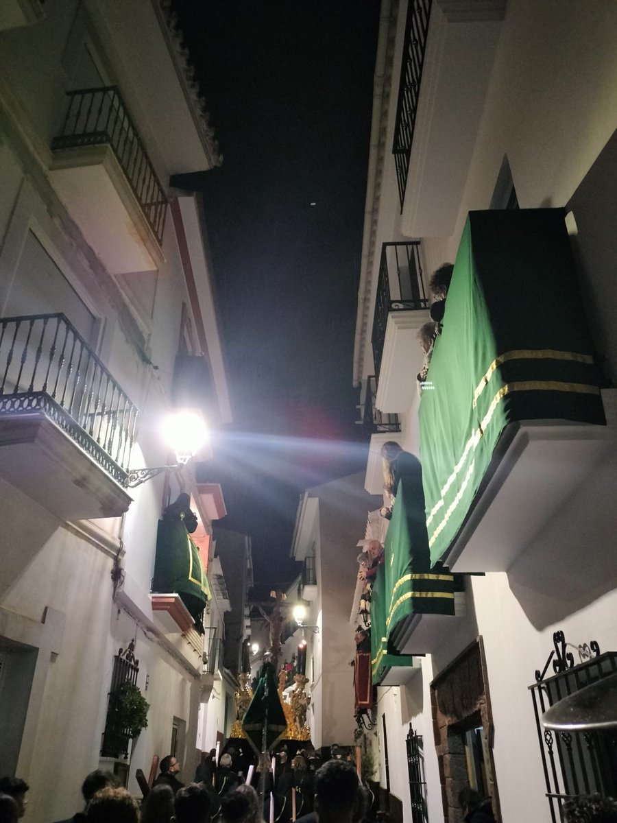 Con 'Consumatum est', 'Mektub' y 'Al Señor de la Humildad' cruzamos la plaza y atravesamos calle Cristo de la Vera+Cruz. #musicaveracruz #CofradiasMLG