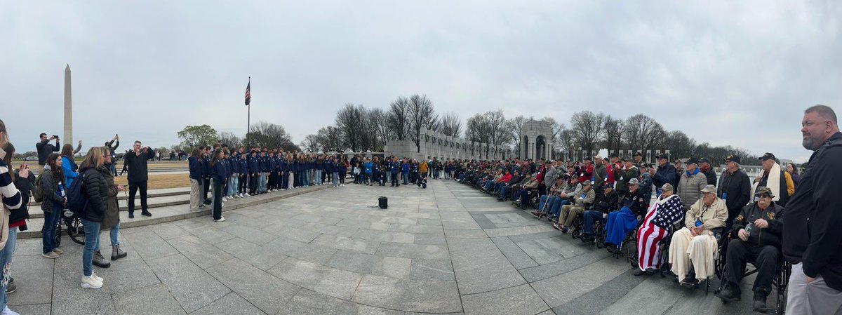 Profiad anhygoel heddiw. Y côr yn canu yng nghofeb ail ryfel byd Washington i’r cyn filwyr. A unforgettable experience for our choir singing to the Vietnam veterans as part of their ceremony !