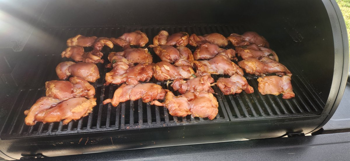 Love it when our guys come over and hang out! The only problem is we have to feed these dudes! 3 OL= 830 pounds of humans 1 DE= 225 pounds 1 LB= 190 pounds Well, we serve Hawaiian BBQ chicken, sticky rice, and green beans! Huge shout out to Associate Head Coach @shaunfred11