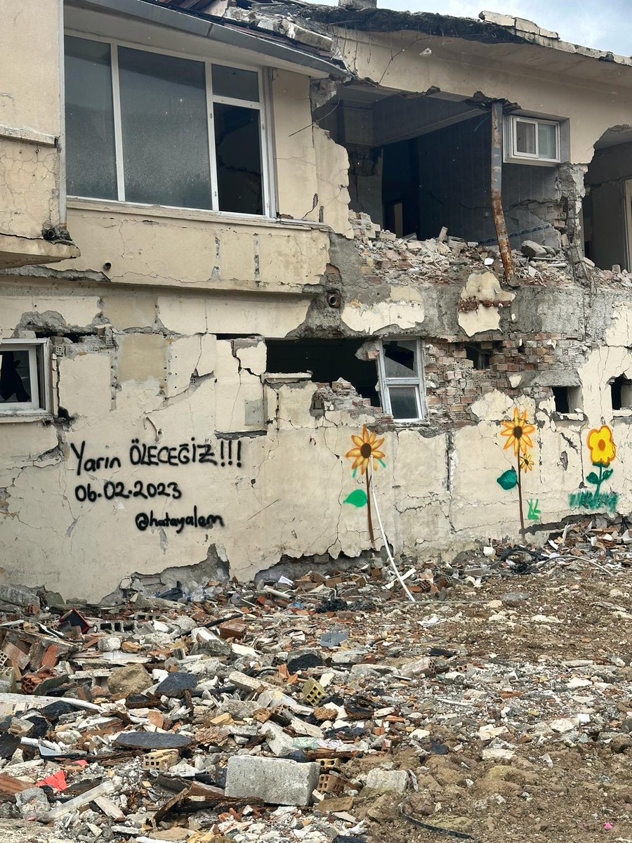 Depremzede Aile Hekimliği çalışanları...
Kimi ailesini, kimi yakınlarını, kimi evini, kimi işyerini kaybetti. Herşeye rağmen fedakarca sağlık hizmeti sunan arkadaşlarımızın yanındayız.
Mobbing ve hakediş kesintileri ile #depremdeğilsizyıktınız sayın idareciler!
📷 <a href="/canankocsahin/">Canan Koç Şahin</a>