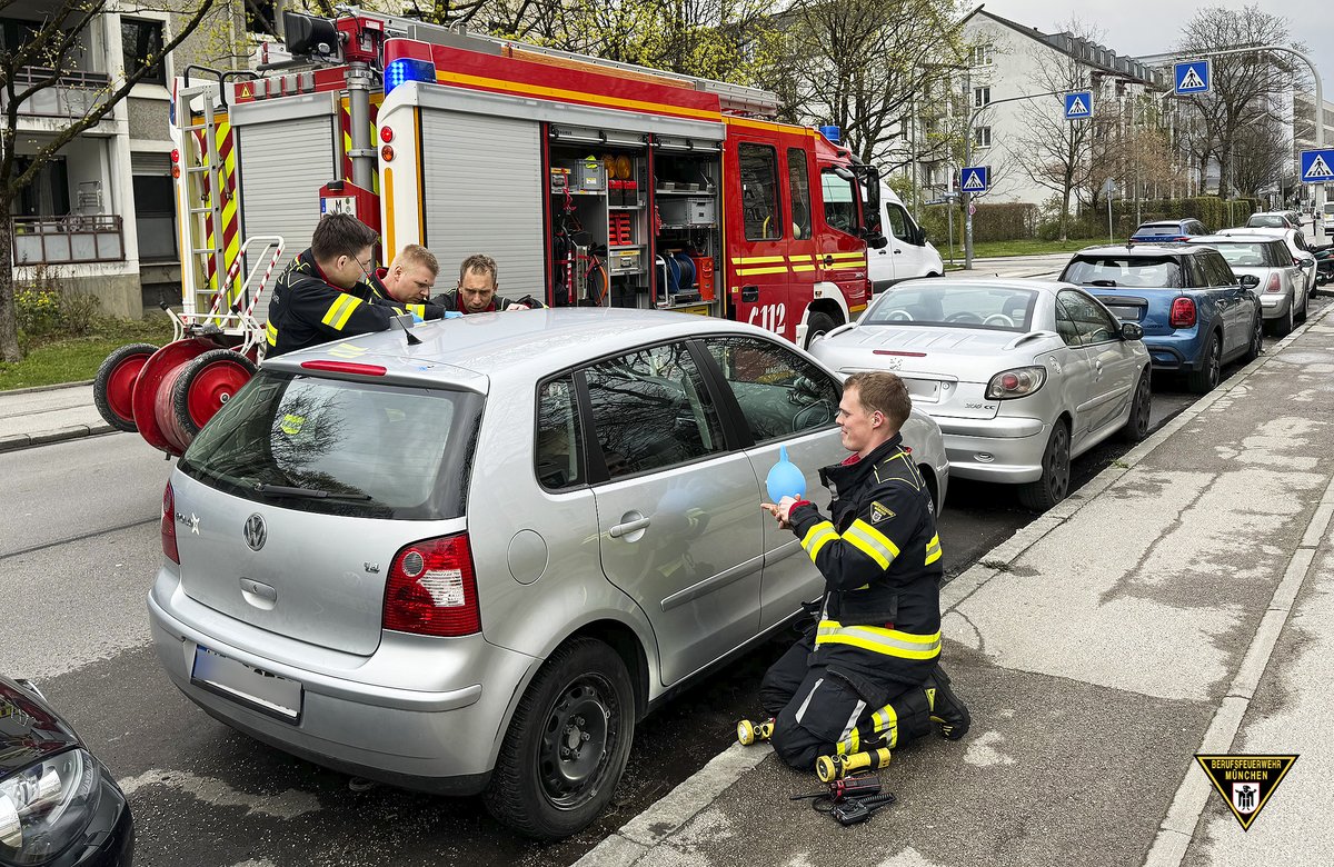 Ein #anderthalbjähriger Bub wurde von der Besatzung eines #Hilfeleistungslöschfahrzeuges der #Feuerwehr #München aus dem Auto seiner Mutter befreit. Wie es dazu gekommen ist, erfahrt ihr in unserem Pressebericht. Ganzer Bericht: presseportal.de/blaulicht/pm/1… #WirFürMünchen