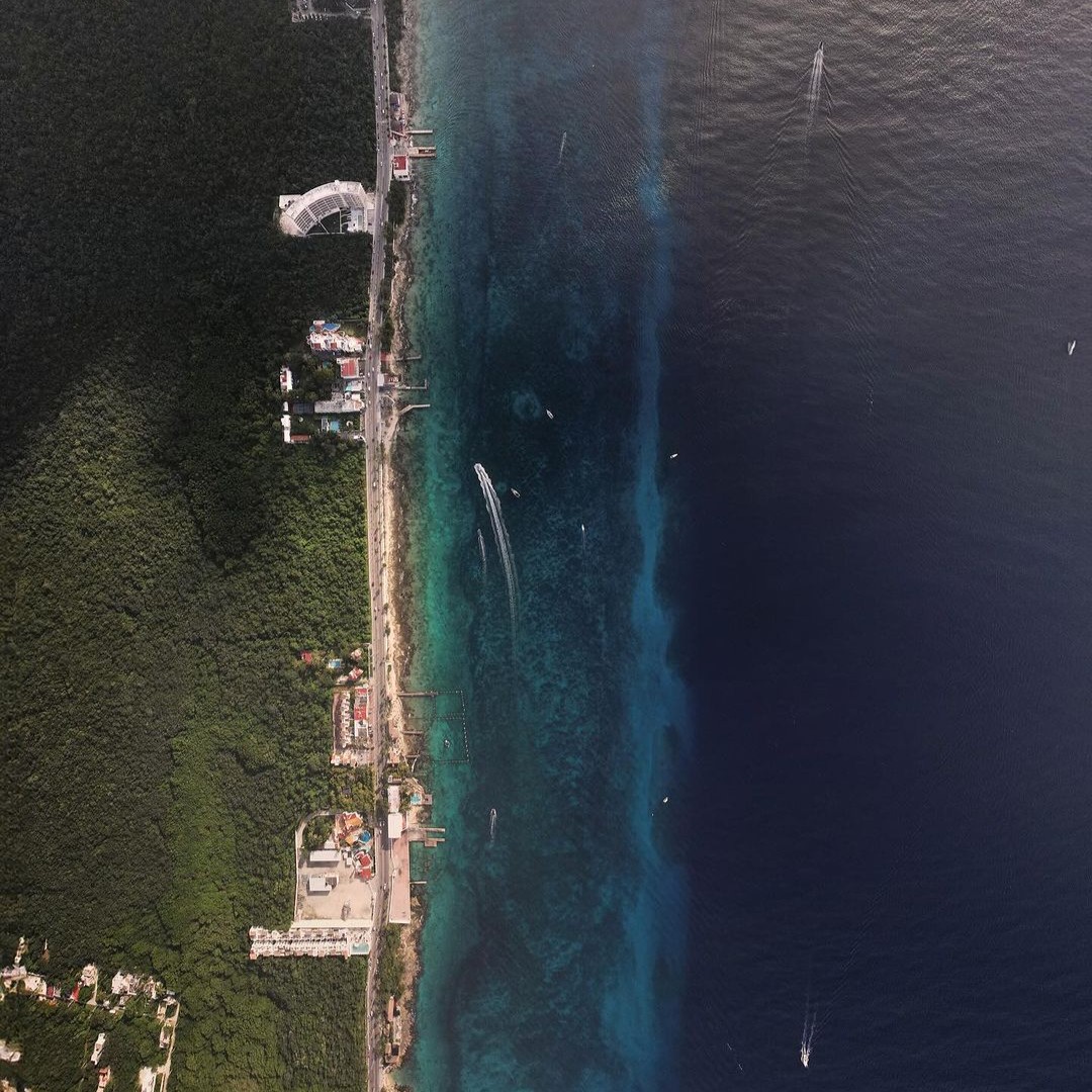 Con su nombre derivado de las palabras mayas 'Cuzam' (golondrina) y 'Lumil' (tierra), #Cozumel te invita a sumergirte en un paraíso caribeño lleno de encanto natural y cultural 🙌 ¡Tu aventura empieza en aquí! 🌴😎 📷 IG copeamezcua @GoCaribeMex #CaribeMexicano